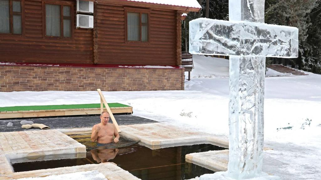 News Bilder des Tages January 19, 2021. - Russia, Moscow region. - Russian President Vladimir Putin takes a dip in an ice hole on the feastday of Epiphany. The Russian Orthodox Church celebrates Epiphany according to the Julian calendar. KremlinxPool