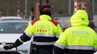  Catalan Mossos d Esquadra police officers stop a car in a check point in La Roca del Valles, in Barcelona, Catalonia, Spain, 07 January 2020. Catalan authorities set up some 258 check points in the region since last midnight to assure that the new restrictions, imposed by regional authorities, are observed amid rising COVID-19 cases after Christmas festivities. Police controls as new restrictions are imposed in Catalonia amid rising COVID-19 cases after Christmas festivities ACHTUNG: NUR REDAKTIONELLE NUTZUNG PUBLICATIONxINxGERxSUIxAUTxONLY Copyright: xAlejandroxGarcax GRAFCAT6727 20210107-637456150211914540
