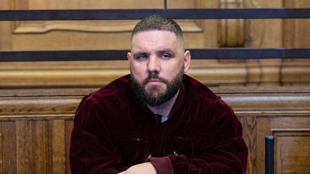 ARCHIV - 04.11.2020, Berlin: Patrick Losensky, bekannt unter dem Künstlername «Fler», sitzt als Angeklagter in einem Saal im Amtsgericht Berlin-Tiergarten. (zu «Neustart Prozess gegen Rapper Fler wegen einer Reihe von Straftaten») Foto: Paul Zinken/d