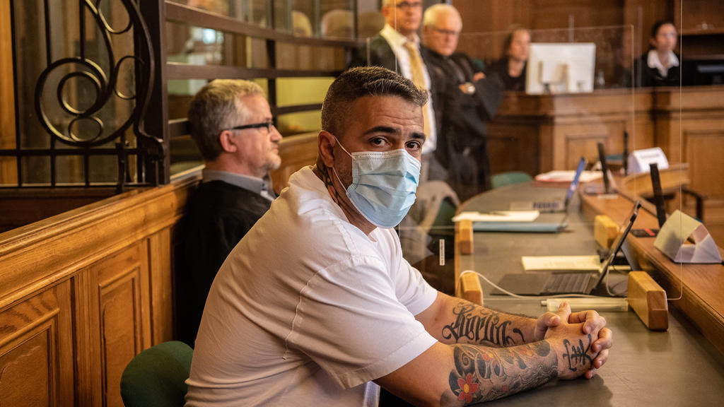 17.08.2020, Berlin: Anis Mohamed Youssef Ferchichi, bekannt als Rapper Bushido, sitzt zu Beginn eines Prozesses gegen den Chef einer bekannten arabischstämmigen Großfamilie in einem Gerichtssaal des Landgerichts. (zu "Prozess gegen Berliner Clanchef