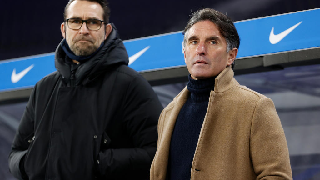 ARCHIV - 04.12.2020, Berlin: Fußball: Bundesliga, Hertha BSC - 1. FC Union Berlin, 10. Spieltag im Olympiastadion. Herthas Trainer Bruno Labbadia (r) und Manager Michael Preetz stehen vor dem Spiel vor der Bank. (zu dpa: «Hertha-Manager Preetz: «Tota
