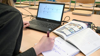 11.01.2021, Baden-Württemberg, Ravensburg: Eine Siebtklässlerin des Spohn-Gymnasiums lernt während der Notbetreuung im Klassenzimmer am Laptop. Oft ist die Online-Lernplattform überlastet, so dass die Schülerin sich nicht zum Unterricht anmelden kann. Foto: Felix Kästle/dpa +++ dpa-Bildfunk +++