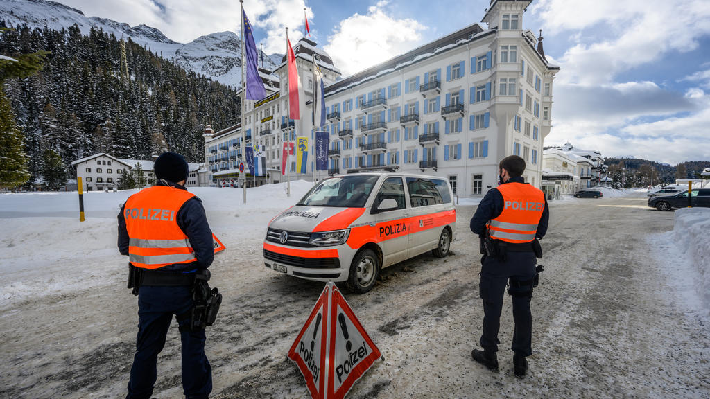 18.01.2021, Schweiz, St. Moritz: Ein Polizeiauto steht vor dem Eingang des Hotel Kempinski. Das Badrutt's Palace und das Hotel Kempinski wurden wegen des mutierten Coronavirus unter Quarantäne gestellt. Am 19.01.2021 soll mit Massentests für die ganz