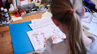 11.01.2021, Berlin: Eine Schülerin der 3. Klasse arbeitet im Fach Deutsch Zuhause am Schreibtisch. Ab heute (11.1.2021) gilt ein verschärfter Lockdown in der Corona-Pandemie. Die Grundschulen sind geschlossen. Foto: Annette Riedl/dpa +++ dpa-Bildfunk +++