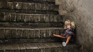  liegengelassene puppe auf einer treppe. symbolfoto zum thema kindesmissbrauch liegengelassene puppe auf einer treppe. symbolfoto zum thema kindesmissbrauch *** left doll on a staircase photo about child abuse left doll on a staircase photo about child abuse