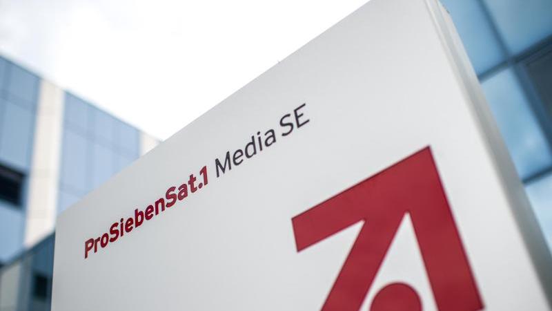 Das Logo und der Schriftzug der "ProSiebenSat.1 Media SE". Foto: Matthias Balk/dpa/Archivbild