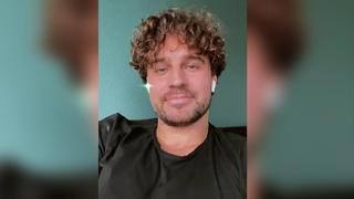 Alex Hindermann zeigt sich mit seinen Naturlocken bei Instagram.