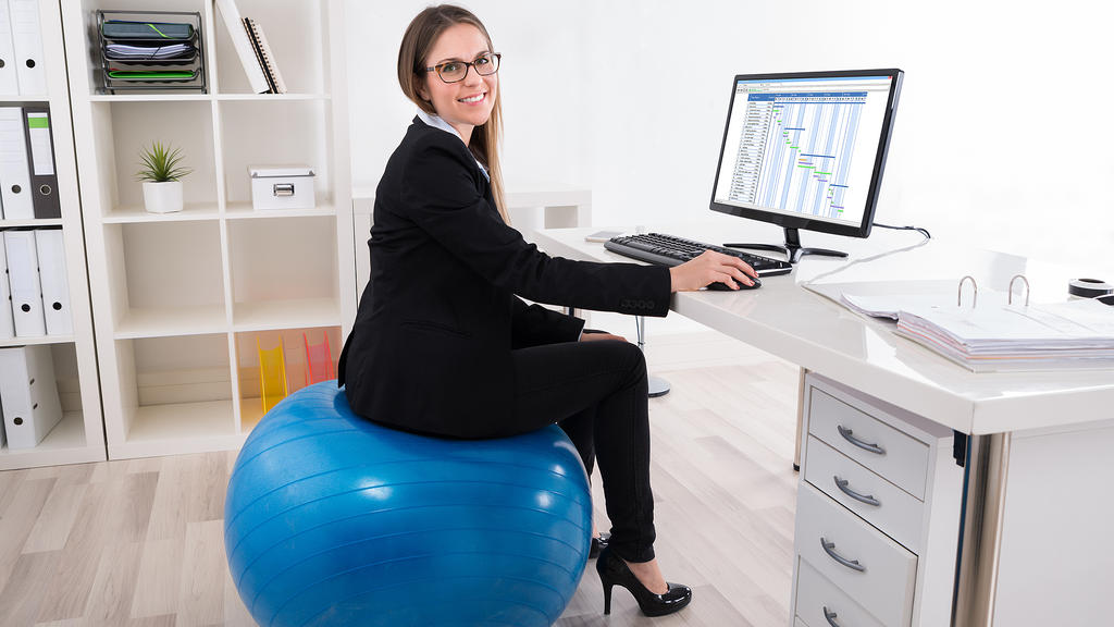 Sitzball als Bürostuhl-Alternative.