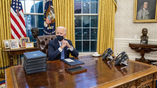  January 20, 2021, Washington, District of Columbia, USA: United States President Joe Biden signs executive order on Covid-19 during his first minutes in the Oval Office, Wednesday, Jan. 20, 2021. President Biden as the 46th president of the United States Washington USA - ZUMAs152 20210120_zaa_s152_1371 Copyright: xDougxMillsx-xPoolxViaxCnpx