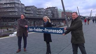 Marion Fedder präsentiert gemeinsam mit Carsten Brosda (SPD) und Andy Grote (SPD) den Namensvorschlag für die Elbuferpromenade.
