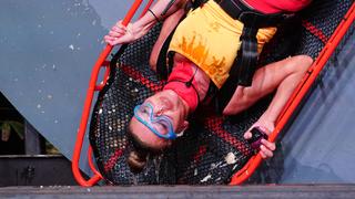 Tag 8:  Dschungelprüfung-Tauglichkeitsprüfung " Un-Glücksrad".Christina Dimitriou ist an einem Rad befestigt, der im Becken durch Dschungelschlotze gedreht wird.Die Verwendung des sendungsbezogenen Materials ist nur mit dem Hinweis und Verlinkung auf TVNOW gestattet.