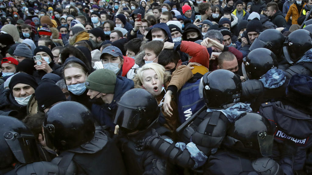 dpatopbilder - 23.01.2021, Russland, St. Petersburg: Polizisten stoßen mit Demonstranten zusammen, die gegen die Inhaftierung des Oppositionsführers Nawalny protestieren. Nawalnys Anhänger hatten für diesen Samstag in mehr als 90 russischen Städten z