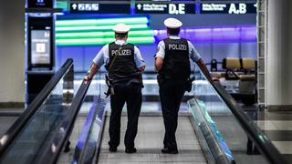  November 7, 2020, Munich, Bavaria, Germany: Two German federal police officers Bundespolizei patrol through the Munich International Airport. Munich Germany - ZUMAb160 20201107_zbp_b160_017 Copyright: xSachellexBabbarx