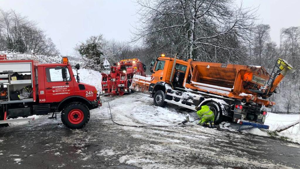 Räumfahrzeug festgefahren Ein Streufahrzeug hatte sich am Morgen in Burscheid festgefahren, ein Bergungsunternehmen und die Feuerwehr waren zur Hilfe geeilt und befreiten den tonnenschweren LKW aus der misslichen Lage. Verletzt wurde niemand. Bursch
