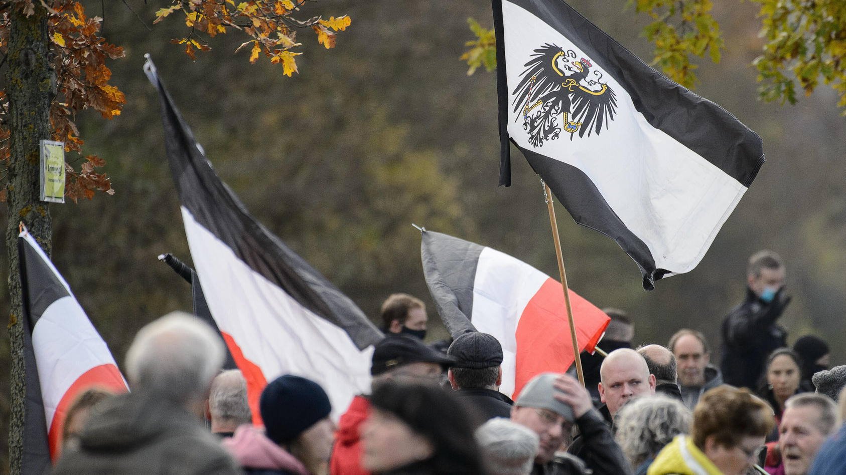  Corona-Leugner Demo 15.11.2020, Teistungen: Corona-Leugner Demo. Demonstration und Kundgebung auf dem Platz vor dem Grenzlandmuseum Eichsfeld unter dem Motto Mitteldeutschland steht für Frieden, Freiheit und Souveränität . Teistungen Thüringen Deuts