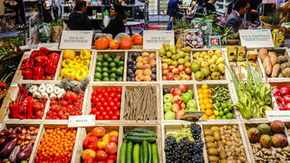  09.10.2019, Koeln, Nordrhein-Westfalen, Deutschland - EU-Bio-Gemuese und Bio-Obst in einer Gemuesetheke von der Erzeugergenossenschaft Landgard Bio auf dem Organic Market auf der ANUGA Lebensmittelmesse. Koeln Nordrhein-Westfalen Deutschland *** 09 10 2019, Cologne, North Rhine-Westphalia, Germany EU Organic Vegetables and Organic Fruit in a Vegetable Counter from the Producer Cooperative Landgard Bio at the Organic Market at the ANUGA Food Fair Cologne North Rhine-Westphalia Germany