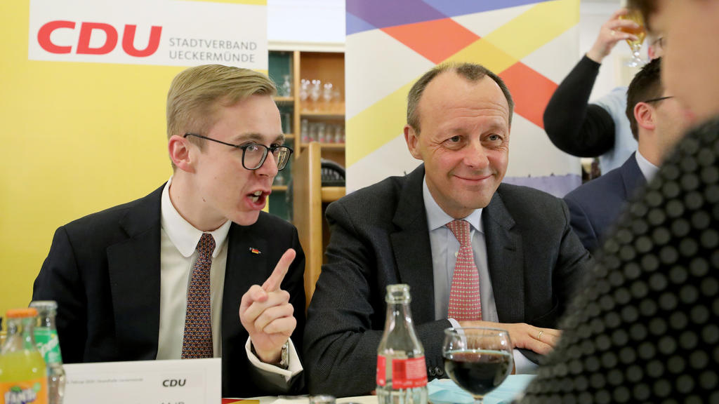ARCHIV - 24.02.2020, Mecklenburg-Vorpommern, Ueckermünde: Beim traditionellen Heringsessen des CDU-Stadtverbandes Ueckermünde unterhalten sich Philipp Amthor (l-r), CDU-Bundestagsabgeordneter, und Friedrich Merz, ehemaliger Fraktionsvorsitzender der