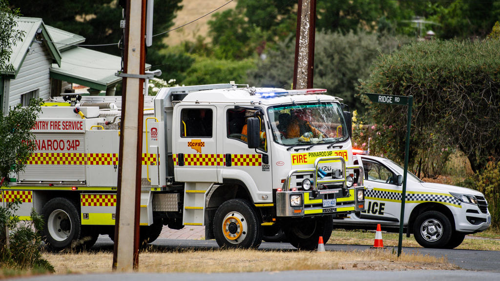 ADELAIDE HILLS BUSHFIRE, Emergency services can be seen near an uncontrolled bushfire that is burning in the Cherry Gardens area in the Adelaide Hills on Monday, January 25, 2021. ACHTUNG: NUR REDAKTIONELLE NUTZUNG, KEINE ARCHIVIERUNG UND KEINE BUC