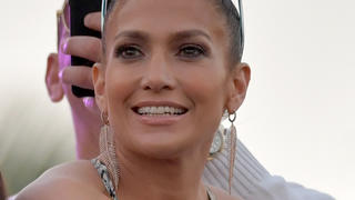 Jennifer Lopez hat ein 20 Jahre altes Video nachgestellt und verblüfft.