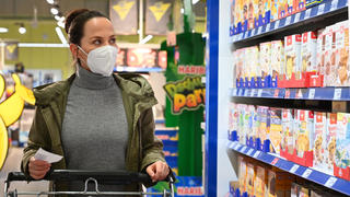 In Supermärkten müssen OP- oder FFP2-Masken getragen werden.