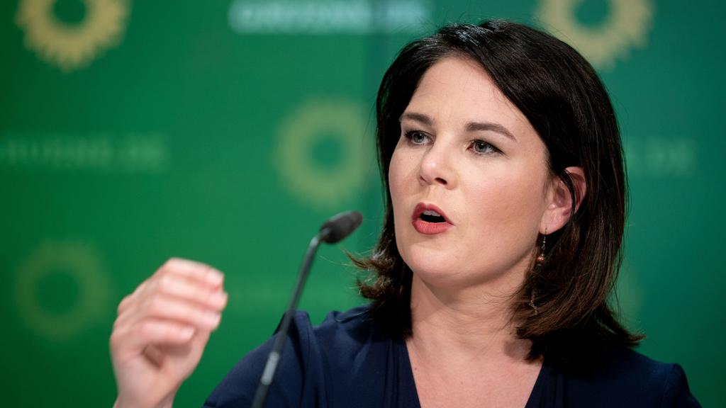 ARCHIV - 26.06.2020, Berlin: Annalena Baerbock, Bundesvorsitzende von Bündnis 90/Die Grünen, stellt den ersten Entwurf zum neuen Grundsatzprogramm von Bündnis 90/Die Grünen auf einer Pressekonferenz vor. (Zu dpa: «Baerbock fordert endgültigen Baustop