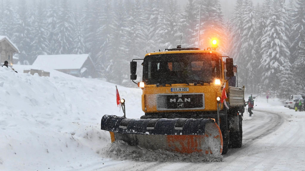 Baden-Württemberg, Sand: Beim Mehliskopf fährt ein Schneepflug vorbei um die Strasse vom Schnee zu räumen. Die Schneefälle der letzten Tage locken Ausflügler in den Schwarzwald. Foto: Uli Deck/dpa +++ dpa-Bildfunk +++