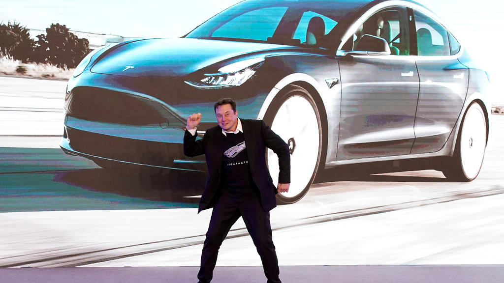 FILE PHOTO: Tesla Inc CEO Elon Musk dances onstage during a delivery event for Tesla China-made Model 3 cars in Shanghai, China January 7, 2020. REUTERS/Aly Song/File Photo
