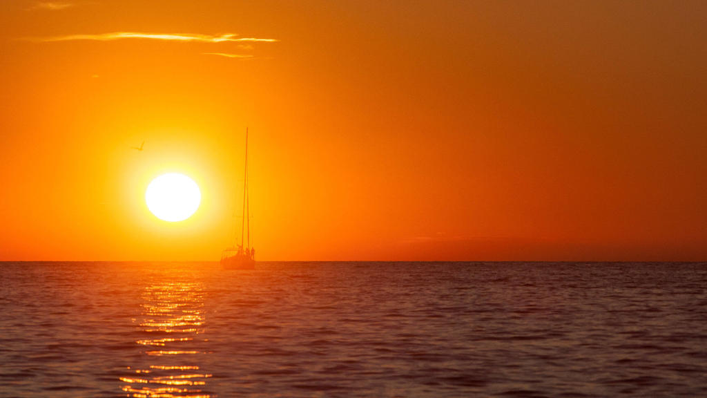 Porec THEMENBILD - URLAUB IN KROATIEN, ein Boot fährt dem Sonnenuntergang entgegen, aufgenommen am 03.07.2014 in Porec, Kroatien // a boat travels into the sunset at Porec, Croatia on 2014/07/03. Pictures 2014, PhotoCredit: / JFK *** Porec THEME PIC