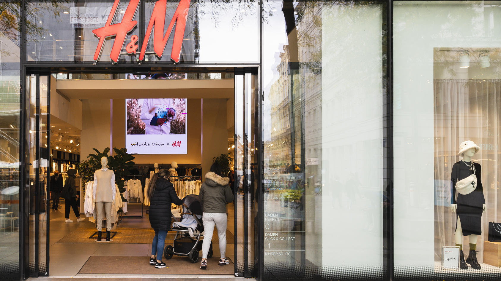 H&M will 800 Stellen streichen und vor allem Mütter entlassen.