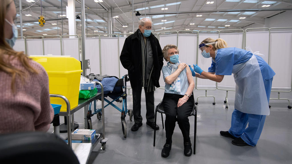 Seniorin lässt sich impfen