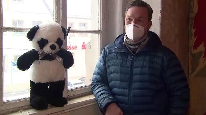 Bernd Ziegler mit "Patient Null" , dem ersten Panda in Ebern.