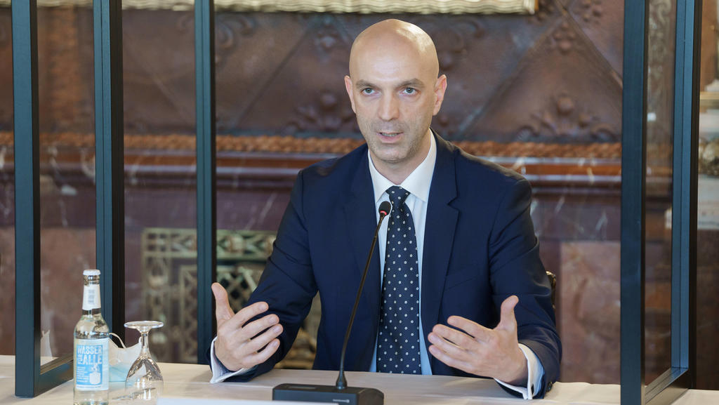 Pressekonferenz zum Expertengespräch zum Thema Weitere Entwicklung in der Corona-Pandemie Rathaus Hamburg Hamburger Senat befragt Experten zu ihren fachlichen Einschätzungen - Prof. Dr. Jonas Schmidt-Chanasit, Leiter Arbovirologie, Bernhard-Nocht-In
