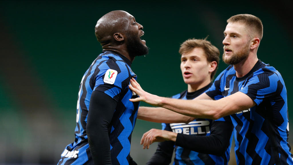 26.01.2021, Italien, Mailand: Fußball: Pokal Italien, Viertelfinale, Inter Mailand - AC Mailand im San Siro Stadion. Zlatan Ibrahimovic vom AC Mailand (nicht im Bild) und Romelu Lukaku von Inter Mailand (l) geraten verbal aneinander. Foto: Francesco