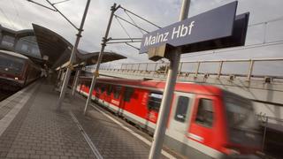 Ein Zug fährt in den Hauptbahnhof in Mainz (Rheinland-Pfalz) ein
