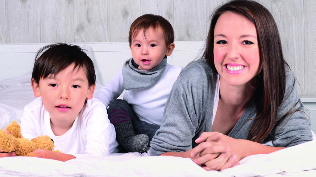 Autorin und Bloggerin Julia Lanzke mit ihren Kindern