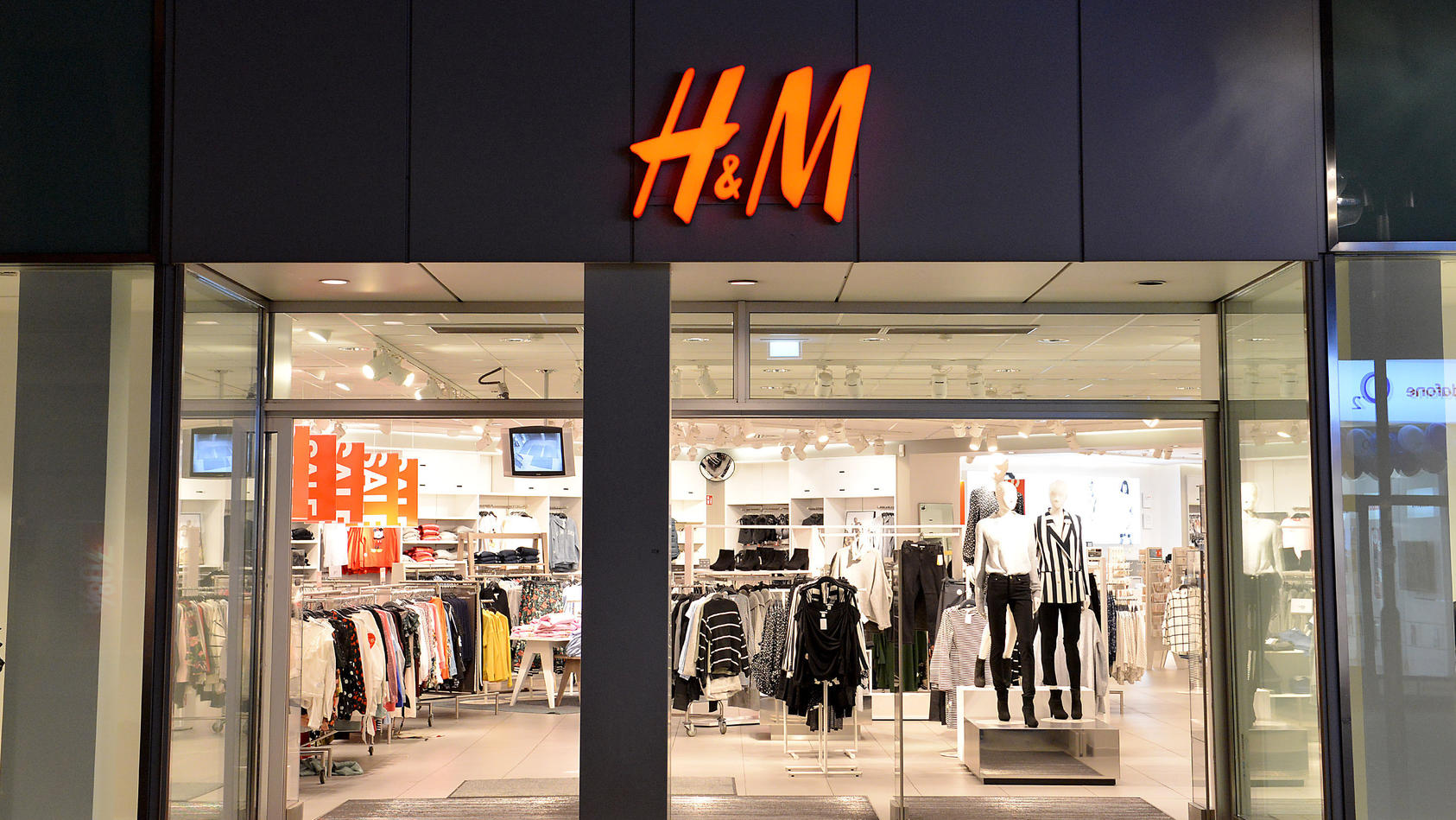 Weil H&M wohl vor allem Mütter mit Kindern loswerden will, erntet der Modekonzern viel Kritik.