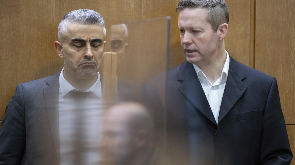 Der Hauptangeklagte Stephan Ernst (r.) steht zu Beginn einer Verhandlung im Prozess im Fall des Mordes am ehemaligen Regierungspräsidenten W. Lübcke im Gerichtssaal.