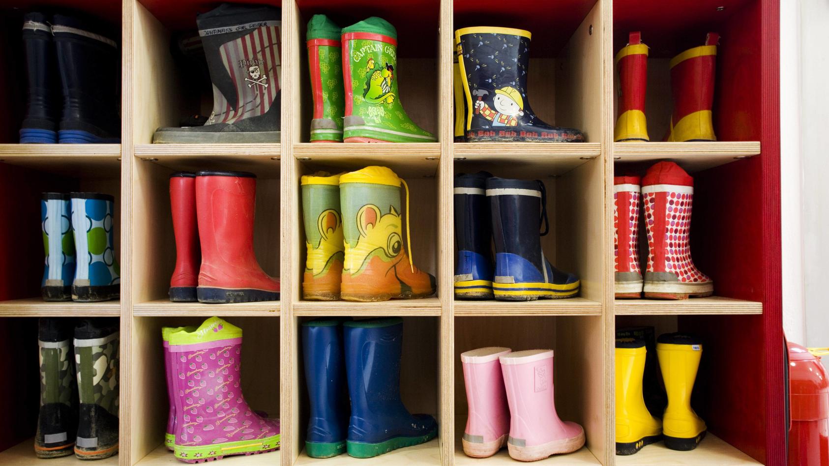  DEUTSCHLAND, HANNOVER, Gut gefüllte Garderobe in der Kindertagesstätte - Die Hirtenkinder - der Medizinischen Hochschule Hannover. Die Kita wurde durch die Finanzierung der Wilhelm Hirte Stiftung ermöglicht und soll es Wissenschaftlerinnen der MHH e