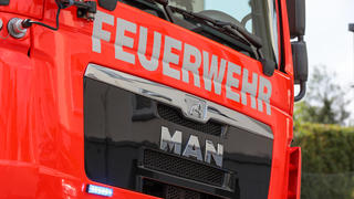  Symbolfoto Feuerwehr Blaulicht an einem MAN Löschfahrzeug *** Symbol photo fire brigade blue light at a MAN fire engine