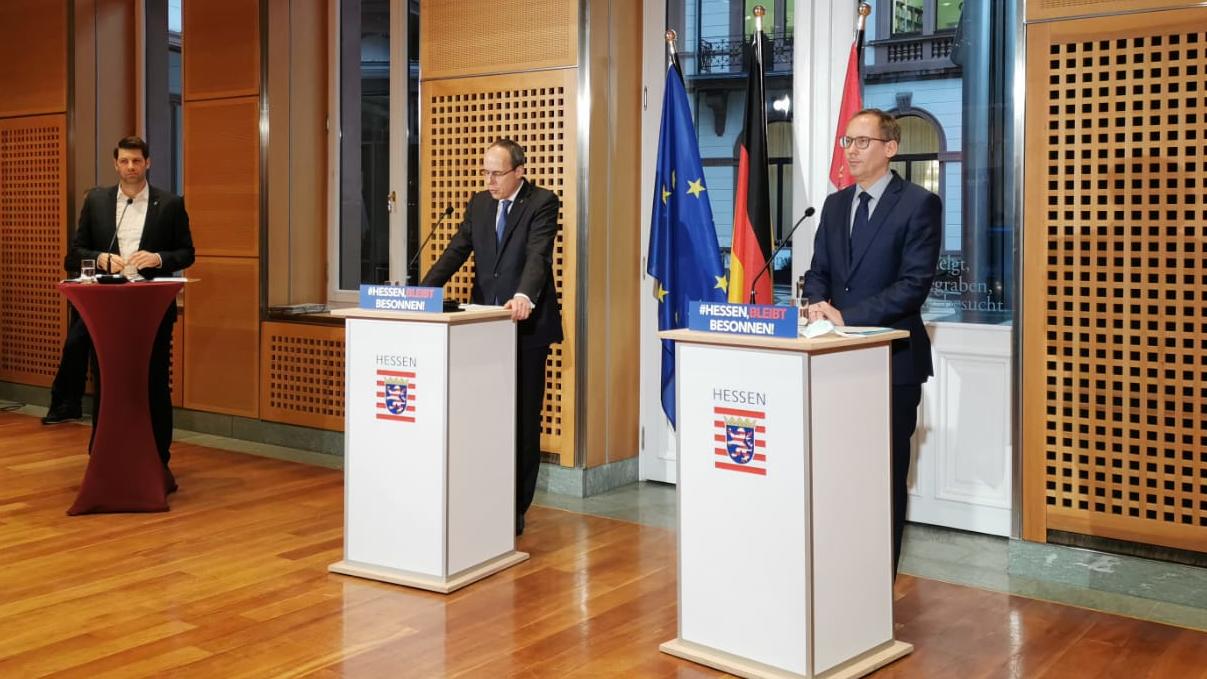 Innenminister Peter Beuth und Sozialminister Kai Klose während einer Pressekonferenz in Wiesbaden