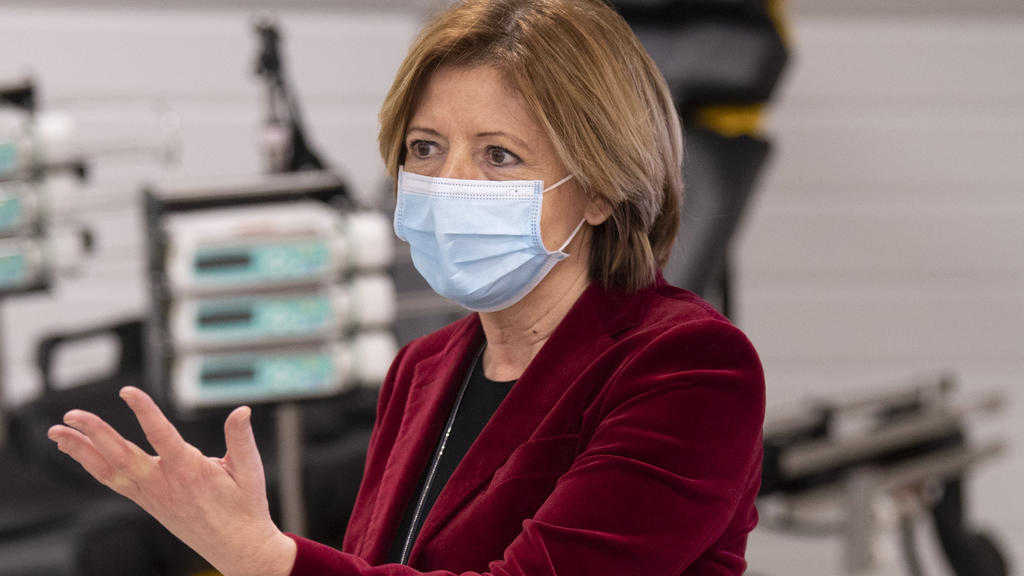 22.01.2021, Rheinland-Pfalz, Mainz: Die rheinland-pfälzische Ministerpräsidentin Malu Dreyer (SPD) besucht eine Rettungswache des DRK in Mainz. Dabei wurde eine spezielle Trage präsentiert, mit der Corona-Patienten transportiert werden können. Foto: