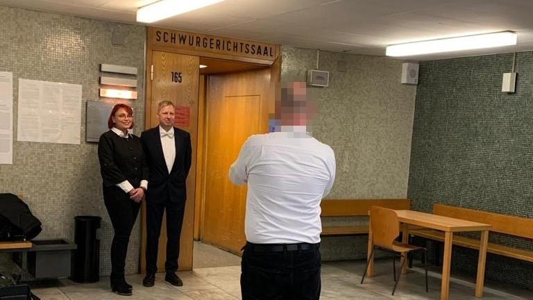 Markus H. fotografiert seine beiden Verteidiger vor dem Gerichtssaal im Oberlandesgericht Frankfurt. Im Saal selbst waren keine Fotos erlaubt.