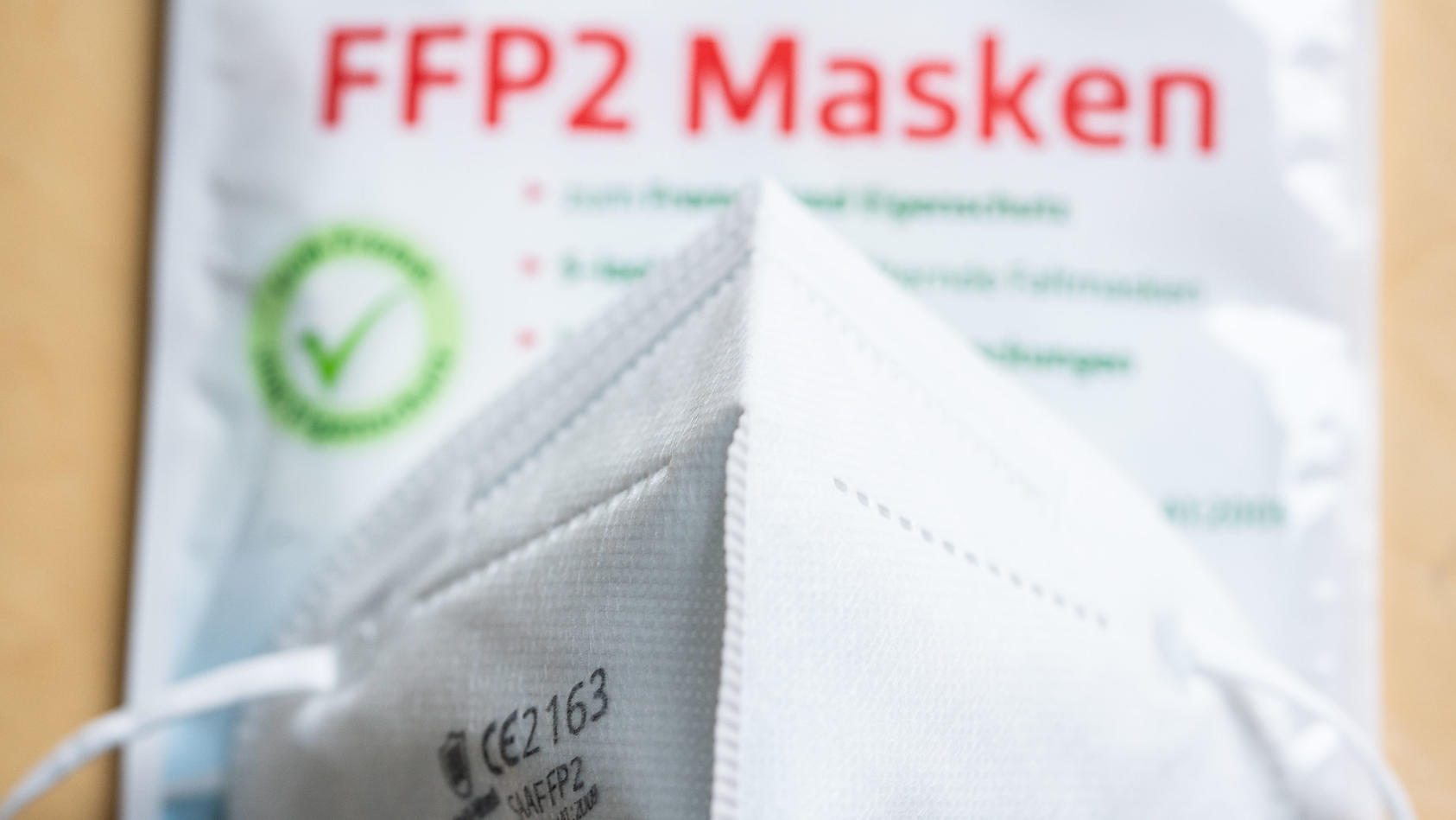 ILLUSTRATION - 18.01.2021, Hessen, Frankfurt/Main: Eine FFP2-Maske liegt auf einem Tisch auf der Verkaufsverpackung. Zum Schutz vor dem Coronavirus sollen mehr Menschen aus Risikogruppen vom Bund finanzierte FFP2-Masken bekommen als zunächst vorgeseh