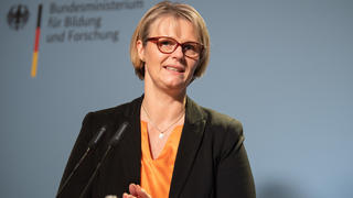 06.01.2021, Berlin: Anja Karliczek (CDU), Bundesministerin für Bildung und Forschung, spricht bei einer Pressekonferenz zu den Themen Impfstrategie und Schulen. Foto: David Hutzler/dpa +++ dpa-Bildfunk +++
