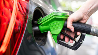 ARCHIV - 06.09.2020, Bayern, München: Eine Frau hält an einer Tankstelle an einer Zapfsäule eine Zapfpistole in der Hand und betankt ein Auto. Nach ausgesprochen niedrigen Spritpreisen wird tanken 2021 voraussichtlich teurer. (zu dpa "Spritpreise 2021: Der erste Preissprung steht schon fest") Foto: Sven Hoppe/dpa +++ dpa-Bildfunk +++