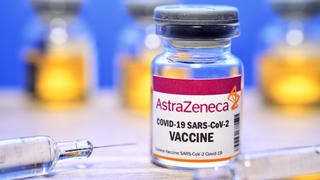 Injektionsflasche mit Impfspritzen, Corona-Impfstoff von AstraZeneca, Symbolfoto *** Injection bottle with vaccine syringes, Corona vaccine from AstraZeneca, symbol photo