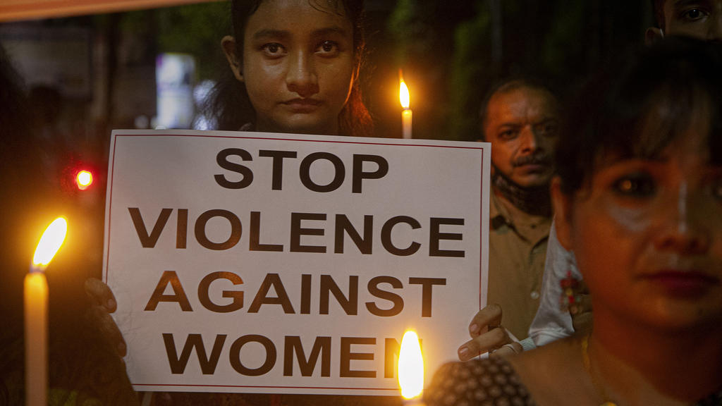 Oft gehen die Menschen in indien auf die Straße, um Gewalt gegen Frauen anzuprangern.