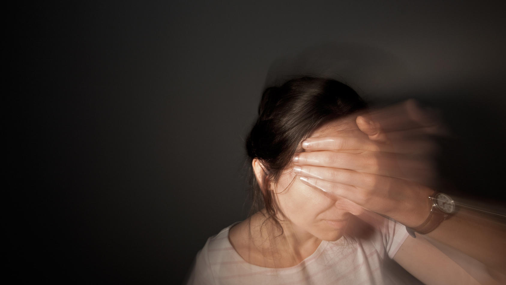 Eine Frau leidet unter Kopfschmerzen bzw. Migräne.