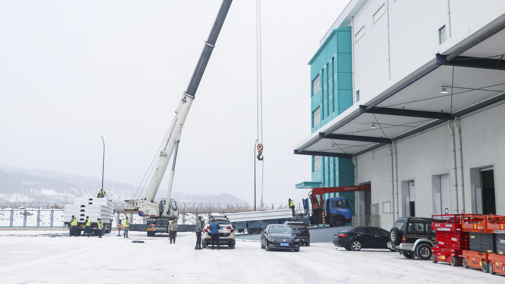 210122 -- TONGHUA, Jan. 22, 2021 -- Workers work at the construction site of a COVID-19 quarantine center in Tonghua, northeast China s Jilin Province, Jan. 22, 2021. With 1,186 quarantine rooms, the COVID-19 quarantine center in Tonghua is expected