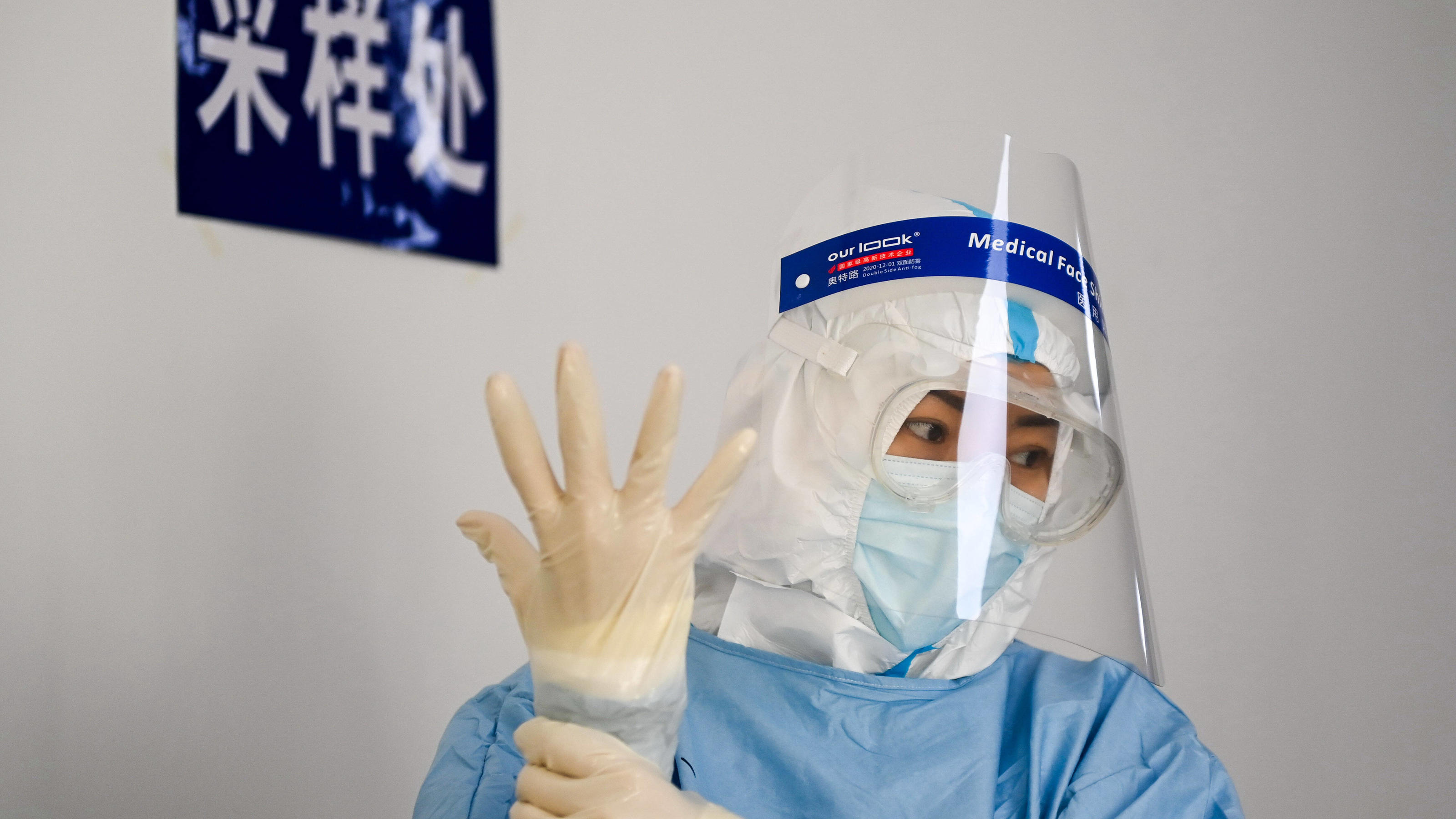 News Bilder des Tages 210122 -- CHANGCHUN, Jan. 22, 2021 -- A medical worker gets her hands sterilized at a nucleic acid testing site in Kaiyun Community of Chaoyang District in Changchun, northeast China s Jilin Province, Jan. 22, 2021. As of 2 p.m.
